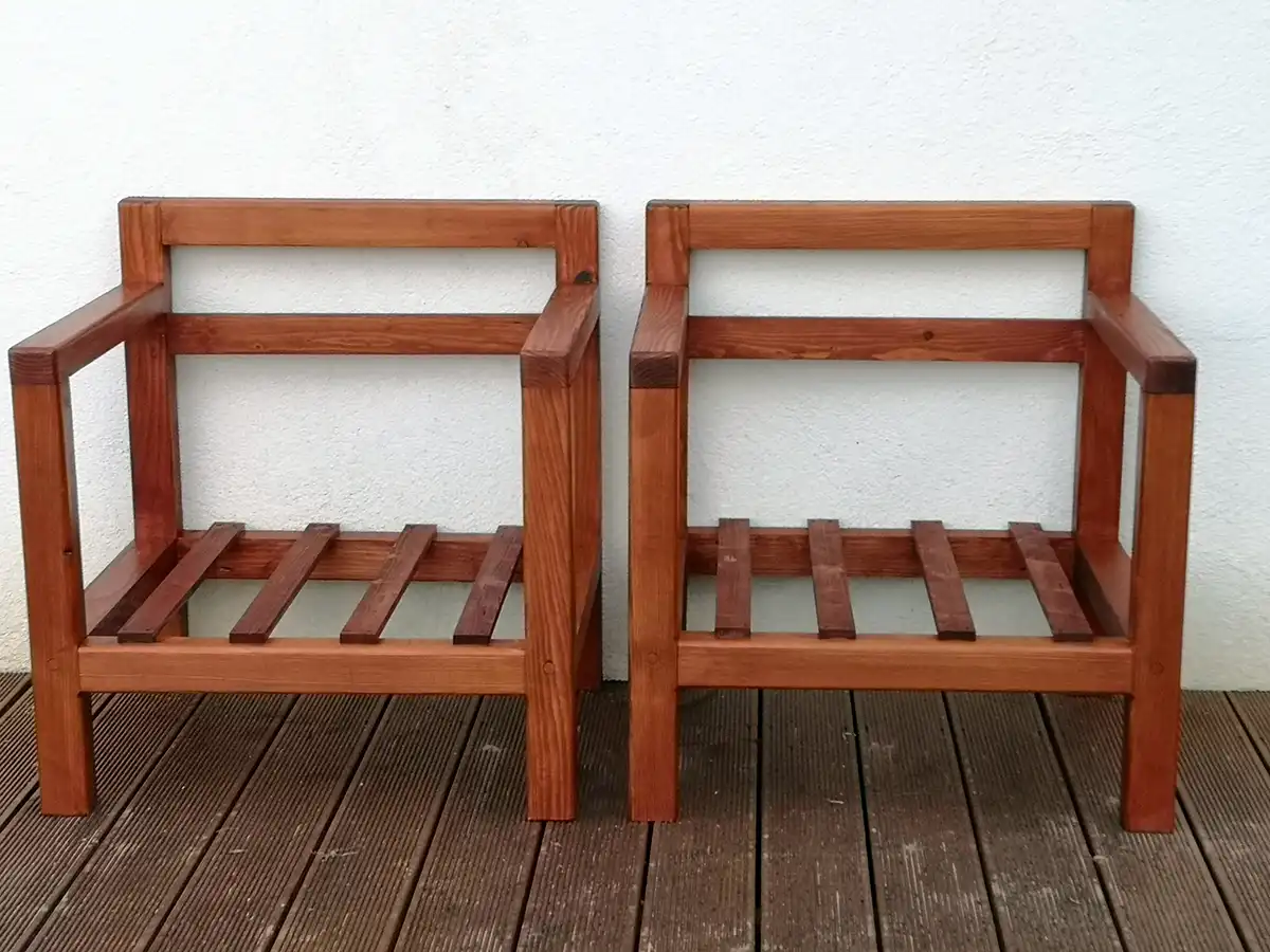 drewniane fotele na taras