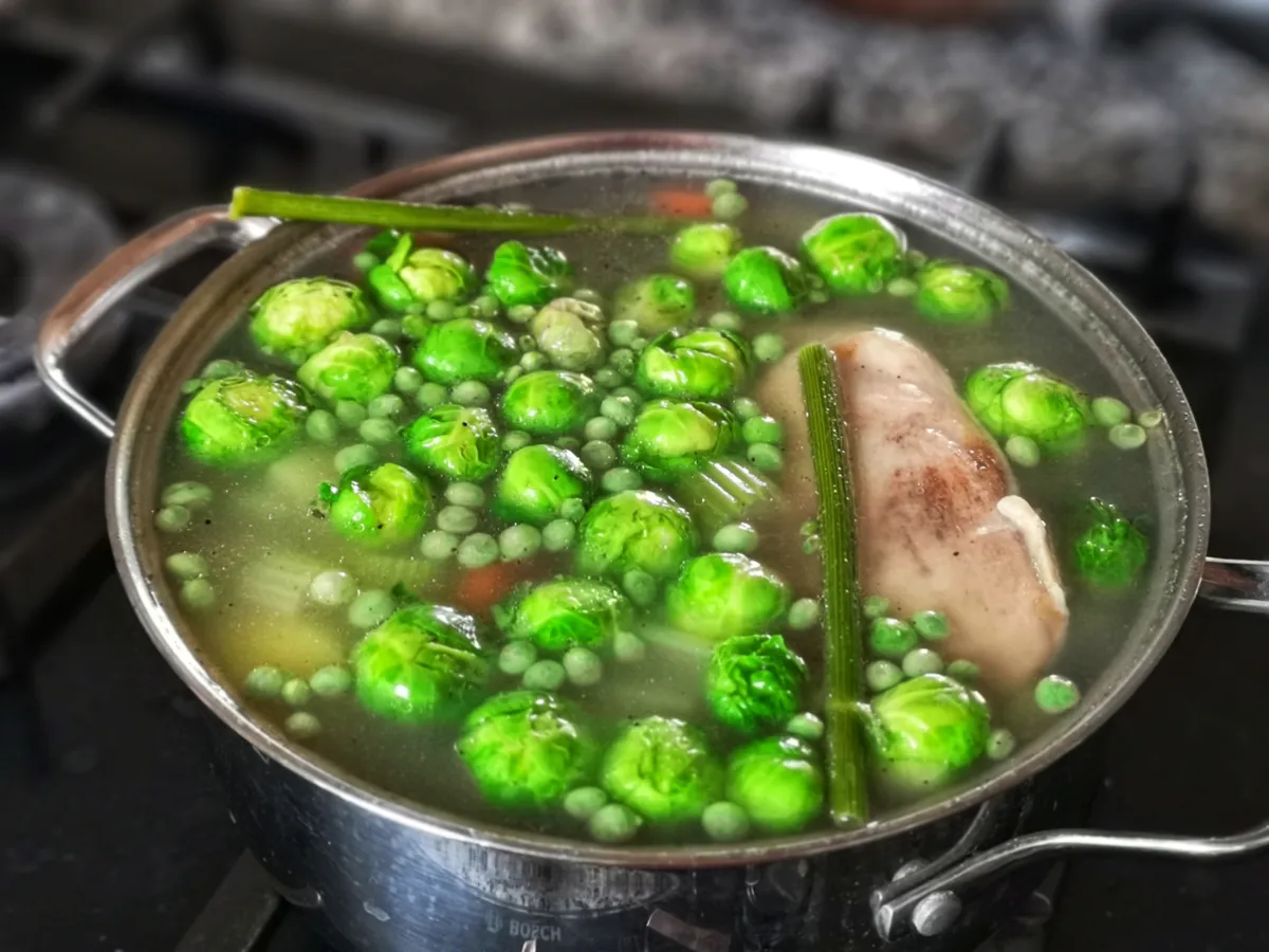 zimowa zupa warzywna z brukselką